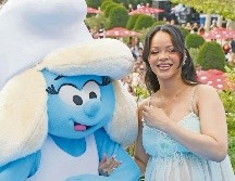 Rihanna. La cantante y actriz posa junto a una botarga de “Pitufina” en Bruselas. ESPECIAL