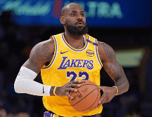 LeBron James continuará una temporada más en los Lakers. AP / ARCHIVO