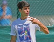 Carlos Alcaraz señala que la mejor superficie para jugar tenis es el césped. AP