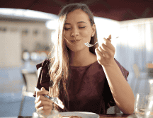 El Shoku Iku no promueve la restricción ni la prohibición de alimentos, ni se basa en el conteo de calorías. Sus recomendaciones se centran en la moderación, la variedad y el disfrute de cada bocado. CANVA