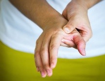 El ruido resultante al tirar o apretar las articulaciones de los dedos se debe al estallido de burbujas de aire formadas en el líquido sinovial (líquido que nutre y lubrica los cartílagos). CANVA