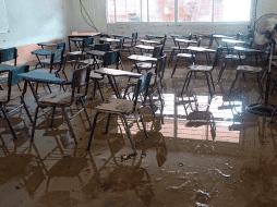 Parte del patio y algunas aulas se inundaron tras el desbordamiento de un arroyo cercano. NTX/ ARCHIVO