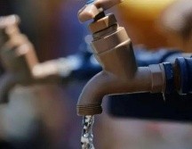 Los reclamos ciudadanos se han intensificado, sobre todo en zonas periféricas, donde el suministro llega con baja presión o de forma intermitente, imposibilitando el llenado de tinacos o tambos. EFE / ARCHIVO