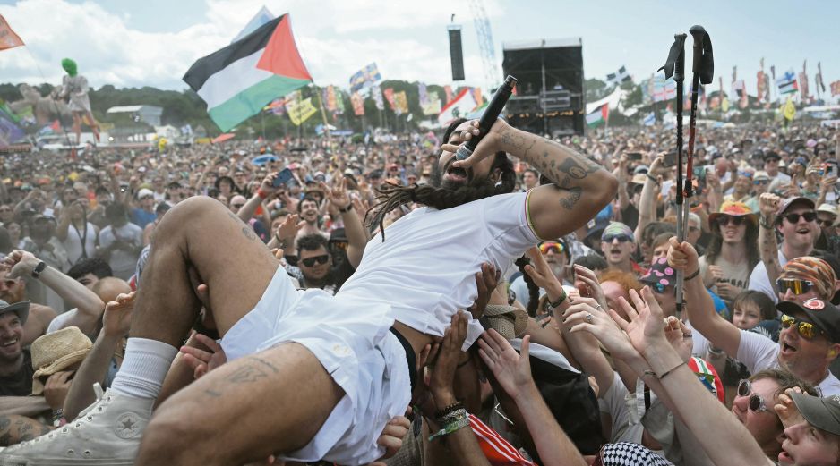 El integrante del dúo británico Bob Vylan surfea entre la multitud durante su actuación en el escenario West Holts, del festival de Glastonbury. AFP