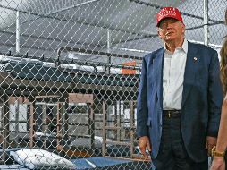 Mientras el Senado avalaba su plan fiscal, Donald Trump realizó una visita al centro de detención para migrantes “Alligator Alcatraz” (Alcatraz Caimán) en Florida, marcada por sus burlas sobre los peligros que enfrentarán los reclusos que intenten huir, debido a la presencia de caimanes en los alrededores. AFP/A. Caballero