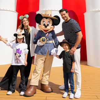 Brandon Peniche disfruta sus vacaciones en el “Disney Treasure”