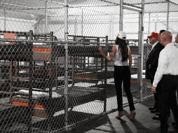 El centro fue levantado en solo ocho días y se extiende a lo largo de más de 16 kilómetros en los Everglades. AP