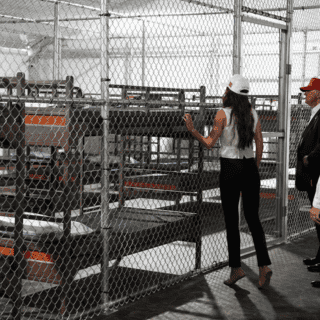 Centro de detención “Alcatraz de los Caimanes” en Florida recibirá al primer grupo de inmigrantes