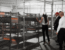 El centro fue levantado en solo ocho días y se extiende a lo largo de más de 16 kilómetros en los Everglades. AP