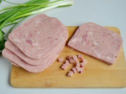 Según la Profeco, que un producto pueda ser etiquetado como jamón, debe elaborarse exclusivamente con carne de cerdo o pavo. Unsplash