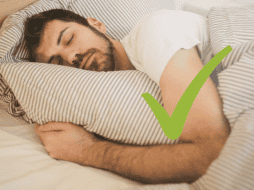 Dormir de lado, preferentemente del lado izquierdo, es la postura más recomendable para la mayoría de las personas. CANVA