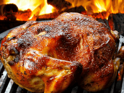El pollo rostizado es una opción relativamente saludable si se consume de manera moderada y con las precauciones adecuadas. CANVA