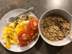 Tanto la avena como el huevo son alimentos nutritivos y recomendables para el desayuno. No hay una respuesta única que aplique a todos. CANVA