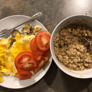 Qué es mejor consumir en el desayuno, ¿huevo o avena?