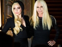 Lady Gaga junto con Donatella Versace. ARCHIVO/AP.