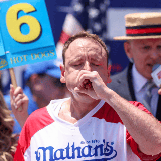 Regresa el "rey del hot dog" y come 70 durante los festejos del 4 de julio