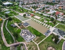 El parque quedó cubierto de lodo, el puente peatonal colapsó, los juegos, canchas y parte de la presa quedaron destruidos tras la tormenta del sábado por la madrugada. EL INFORMADOR / A. NAVARRO