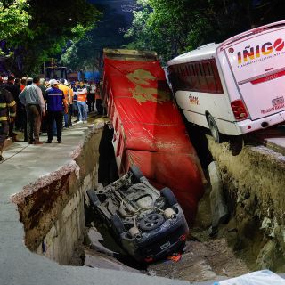 Se abre socavón en Guadalajara; hay personas lesionadas y vehículos afectados