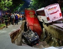 El hundimiento abarcó toda la calle de banqueta a banqueta, con una profundidad aproximada de tres metros. EL INFORMADOR / H. Figueroa