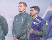 Pedro Neto, del Chelsea, sostuvo una playera con el nombre de los futbolistas fallecidos. AFP/F. Fife