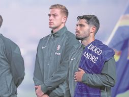 Pedro Neto, del Chelsea, sostuvo una playera con el nombre de los futbolistas fallecidos. AFP/F. Fife