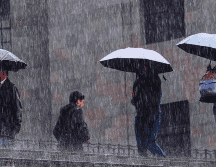 De acuerdo con el Servicio Meteorológico Nacional (SMN), los fenómenos encargados de tales condiciones en Guadalajara son la onda tropical número 8 y 9. EFE / ARCHIVO