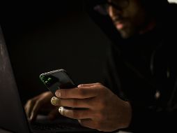 El sistema informático va buscando fallos o brechas de seguridad en el teléfono móvil para infiltrarse silenciosamente. PEXELS