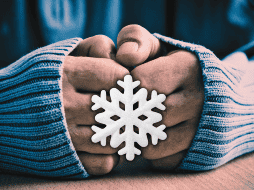 De acuerdo con Mayo Clinic, hay múltiples factores que pueden hacer que las manos estén frías todo el tiempo. ESPECIAL / CANVA