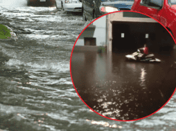 Un vecino decidió utilizar su moto acuática para trasladarse sobre la zona anegada en la colonia San Andrés. EL INFORMADOR/ARCHIVO ESPECIAL