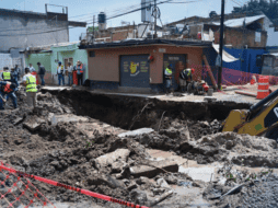 El hundimiento tiene una dimensión aproximada de 12 metros de largo, 6 de ancho y 5 de profundidad, según las autoridades. ESPECIAL / SIAPA