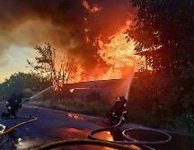 Bomberos combaten el fuego resultado del ataque en la región de Kiev. AP/Servicio Ucraniano de Emergencias