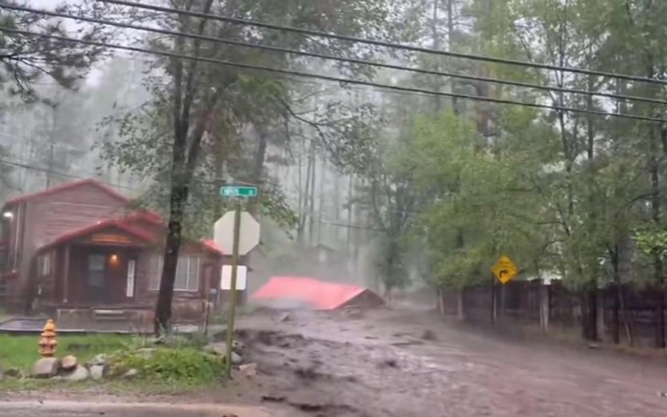 Un hombre, una niña de 4 años y un niño de 7 años fueron arrastrados el martes por las aguas crecidas. ESPECIAL