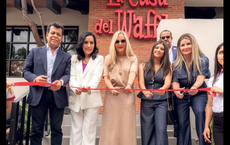 Francisco Ramírez, Tatiana Anaya, Susana Canales, Manuel Gómez Rea, Valentina Marmolejo y Tamara Padilla durante la inauguración de La Casa del Waffle Normalistas. GENTE BIEN JALISCO / A. Rodríguez