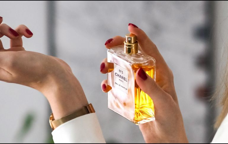 ¿Cómo hacer que el perfume dure todo el día? UNSPLASH / L. CHOUETTE