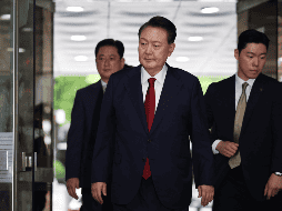 Yoon Suk Yeol (C) fue destituido por los legisladores el 14 de diciembre y acusado el 26 de enero de orquestar un intento de rebelión en Corea del Sur. EFE / K. Hong-Ji