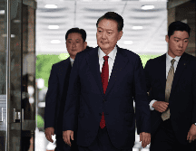 Yoon Suk Yeol (C) fue destituido por los legisladores el 14 de diciembre y acusado el 26 de enero de orquestar un intento de rebelión en Corea del Sur. EFE / K. Hong-Ji