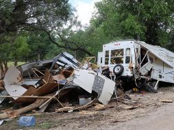 Fotografía de una camioneta y una casa móvil destrozados por las inundaciones este miércoles, en Kerville. EFE/ Octavio Guzmán