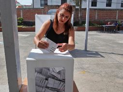 Una ciudadana ejerce su voto en una jornada electoral; nuevas reglas de paridad buscan garantizar que más mujeres accedan a cargos de elección popular en Jalisco. EL INFORMADOR/Archivo