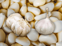 Los compuestos del ajo pueden jugar un papel relevante en la inhibición del desarrollo de células cancerígenas. ESPECIAL / CANVA