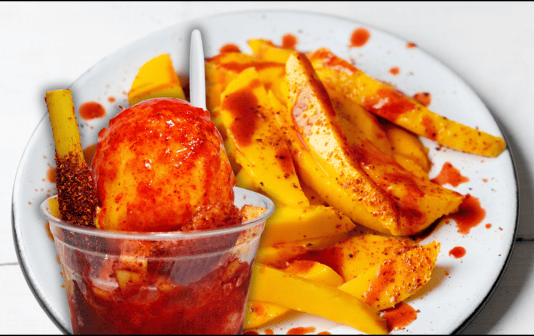 El chamoy se ha convertido en un condimento que no puede faltar a la hora de preparar botanas, escarchar vasos de bebidas como las micheladas, bañar frutas frescas, cubrir gomitas o papas fritas, e incluso como aderezo en helados. ESPECIAL / CANVA