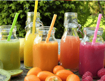 El jugo fresco tiene un periodo muy corto en el que conserva sus beneficios reales. Más allá de una hora, especialmente si no se refrigera, comienza a transformarse en una bebida rica en azúcar, con poco o ningún valor nutricional.  CANVA