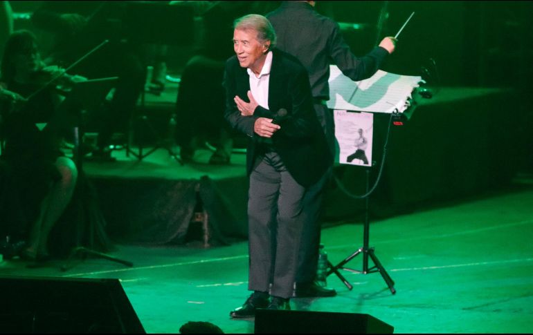 Iniciando la noche con una reverencia al público, el Poeta de la canción  arrancó el concierto con 