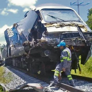 Trailero intenta ganar el paso y se impacta con el Tren Interoceánico