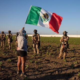 Por redada en campo agrícola, manifestantes chocan con agentes del ICE