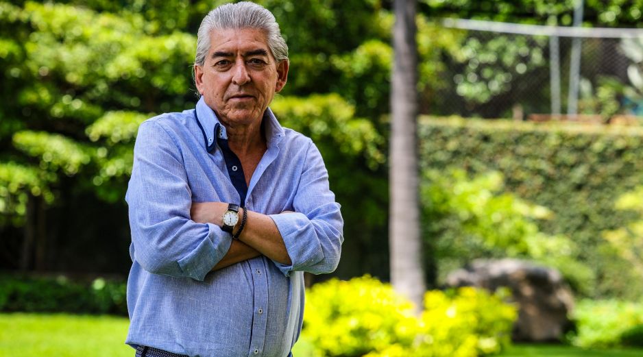 “Yo compraba mis macetas, mi tierra y los sembraba. Esperaba un año y en el temporal de lluvias se me ocurrió empezar a plantarlos en los camellones”, comentó el doctor Saúl Hernández Nuño. ESPECIAL