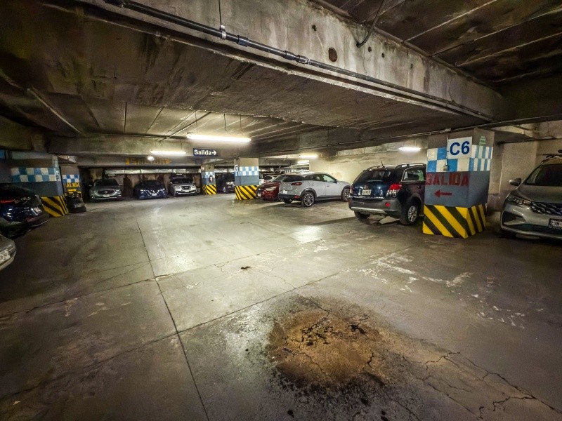 Las filtraciones de agua en el estacionamiento del mercado Corona no solo han desgastado los techos, sino que ya hay grietas sobre el suelo. EL INFORMADOR / A. Navarro 