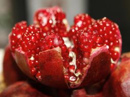 La granada también es una aliada del sistema inmunológico gracias a su alto contenido de vitamina C y otros micronutrientes esenciales como la vitamina K, el potasio y el ácido fólico. Pixabay