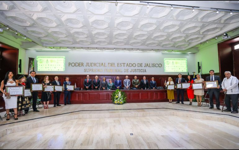 Abogados y notarios públicos de Jalisco fueron galardonados gracias a su destacada labor en el ejercicio de la ciencia del derecho. EL INFORMADOR/ A. NAVARRO.