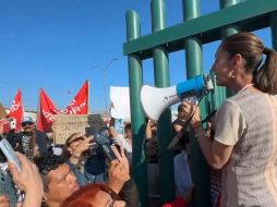 Claudia Sheinbaum llamó al diálogo con manifestantes que bloquearon su convoy en Ensenada para exigir la cancelación del megapuerto. ESPECIAL.