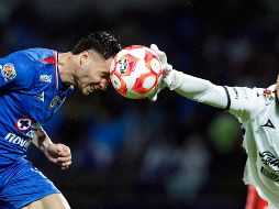 Ricardo Gutiérrez, portero de Mazatlán impide un remate de Lorenzo Farevelli. La Máquina y los Cañoneros se neutralizaron en la cancha del estadio Olímpico Universitario. EFE/S. Gutiérrez